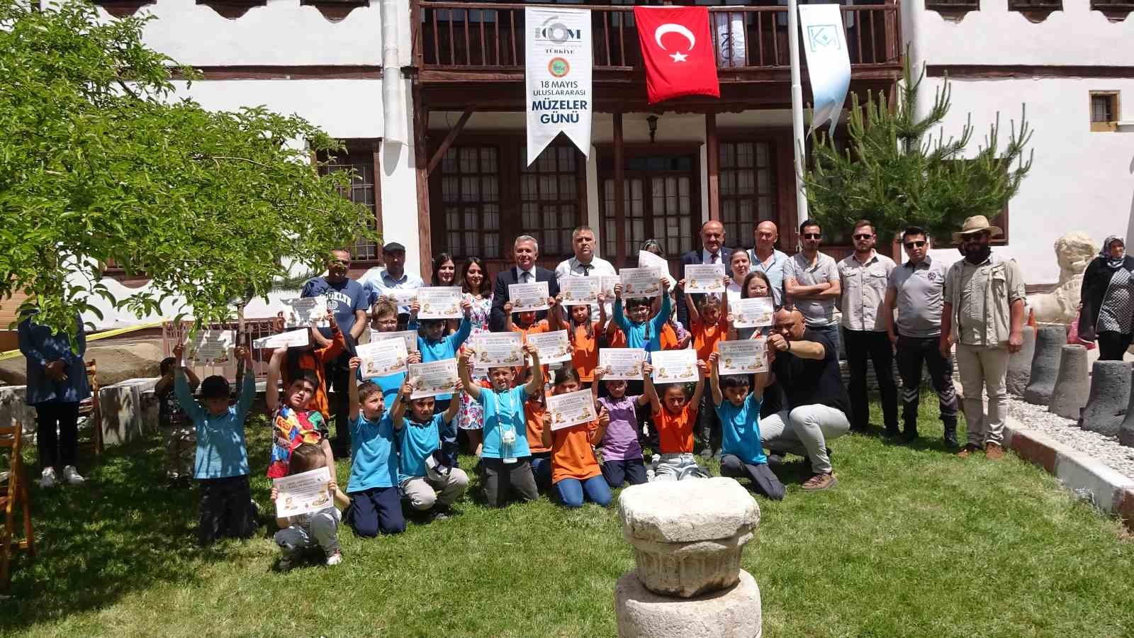 gelecegin-arkeologlari-olan-minikler-yozgat-muzesinde-ornek-kazi-yapti