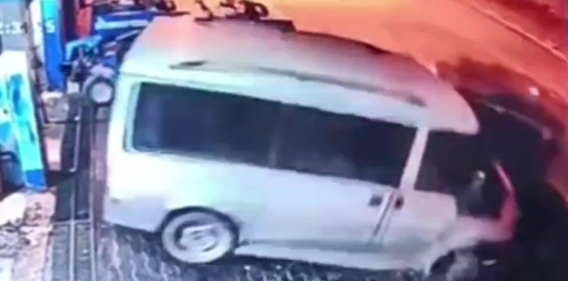hafif-ticari-arac-once-patpata-sonra-minibuse-carpti-o-anlar-kamerada
