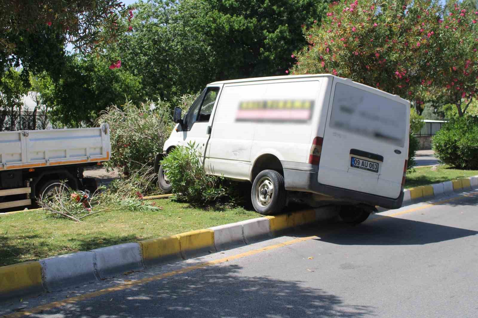 hakimiyeti-kaybolan-minibus-refujde-asili-kaldi