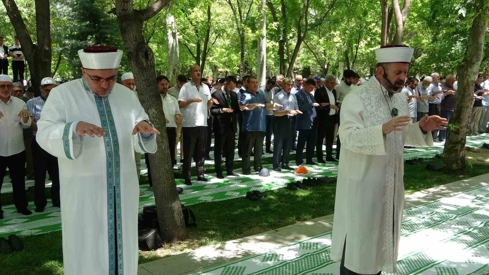 konyada-namazgahta-eller-yagmur-icin-semaya-kalkti