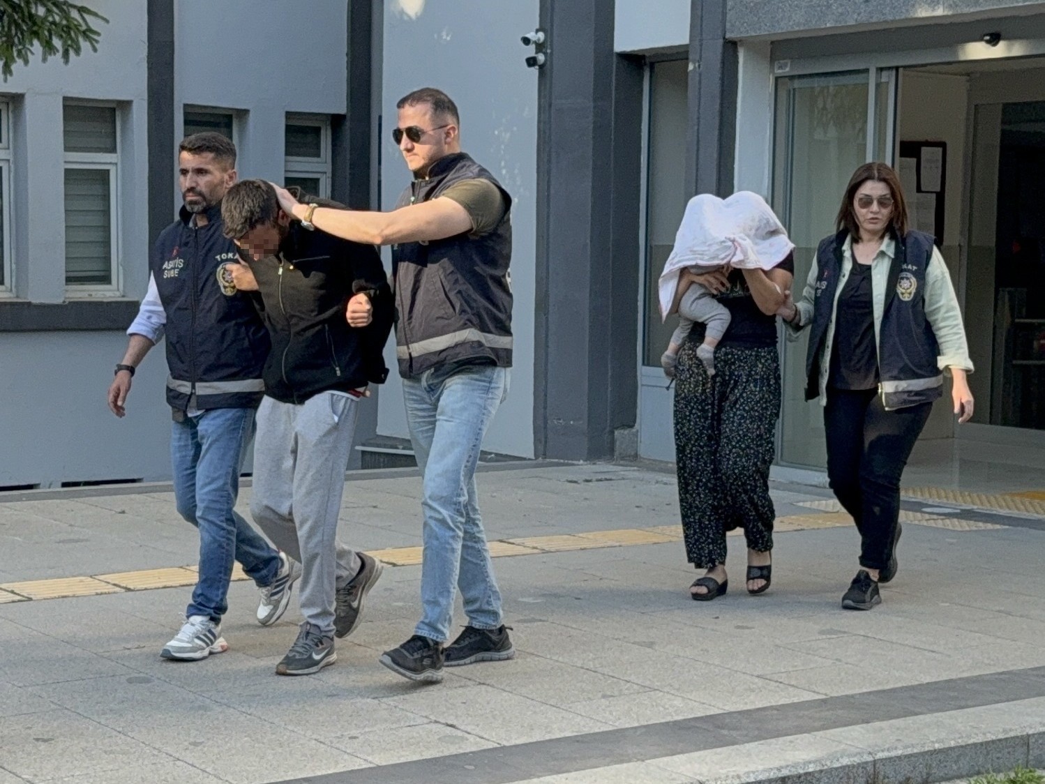 kucagindaki-bebegiyle-cezaevine-gitti