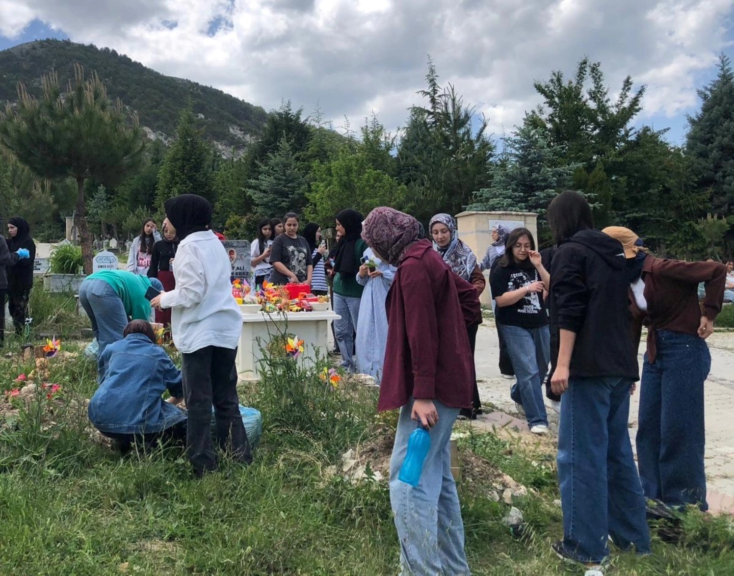 kutahyada-imam-hatip-lisesi-ogrencilerinden-mezarlik-ve-sehitlige-manevi-ziyaret