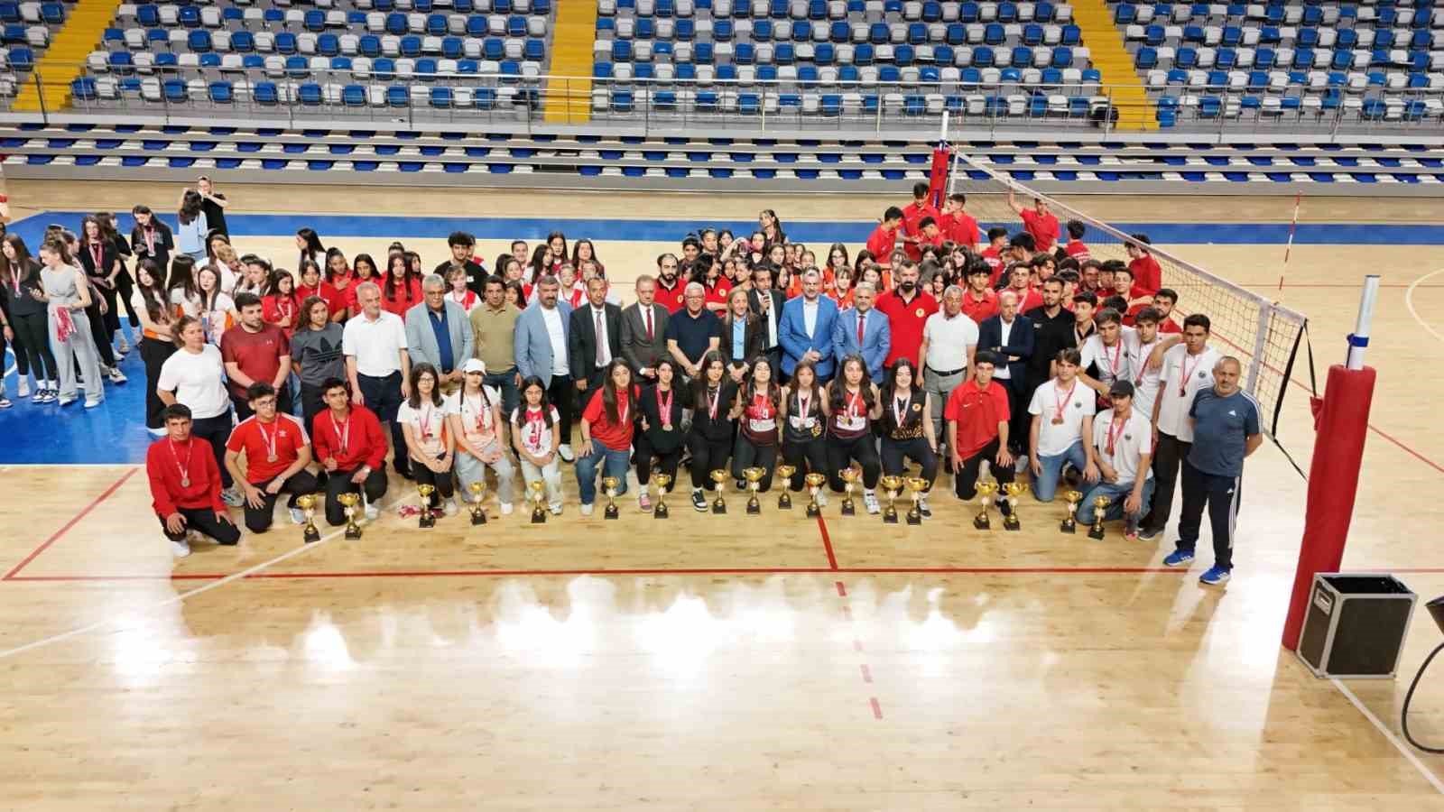 malatyada-voleybolda-kupalar-sahibini-buldu
