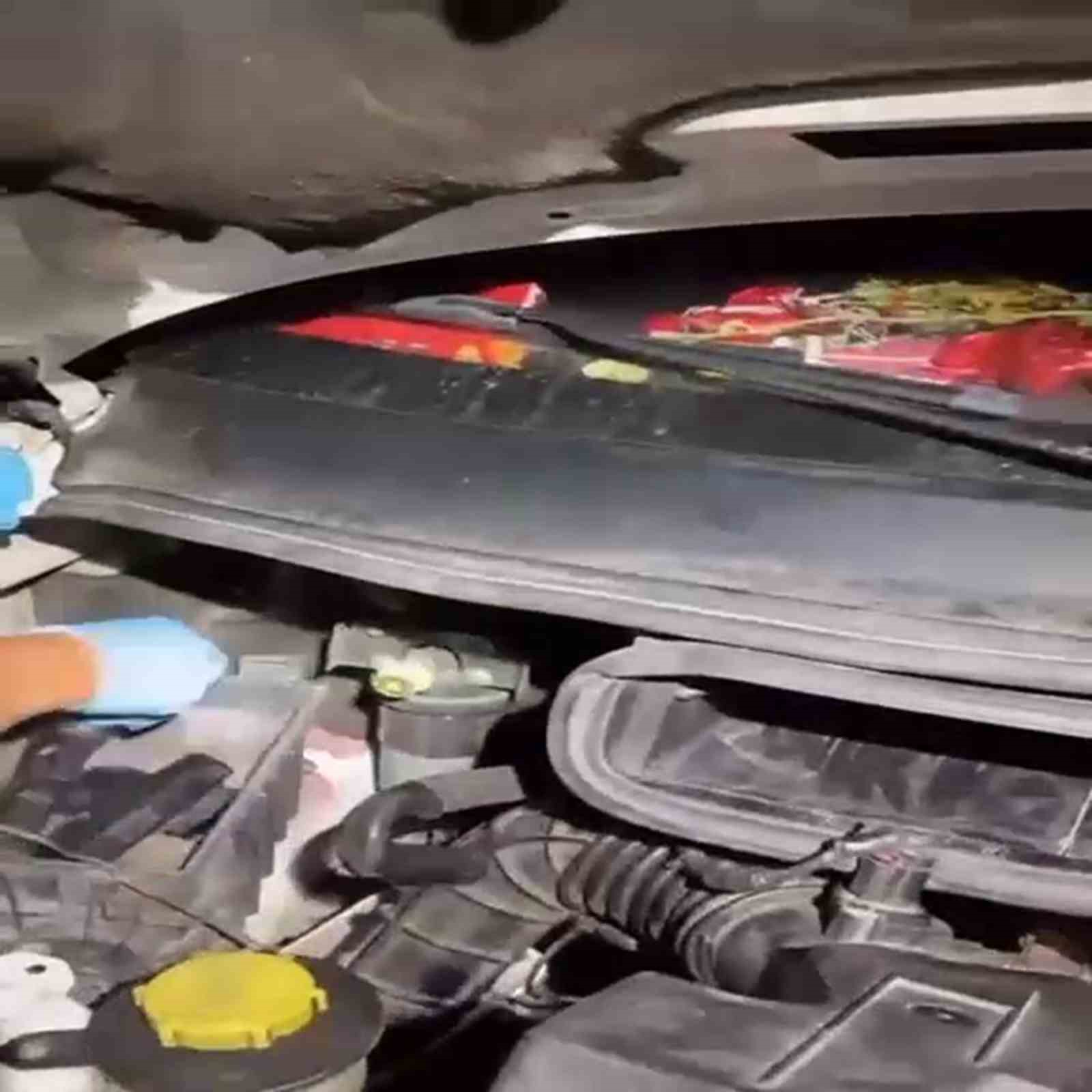 motor-kismi-basta-olmak-uzere-her-yerine-silah-saklanan-arac-polisten-kacamadi