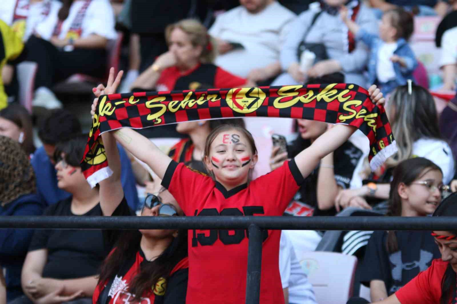 sampiyonlugunu-stadinda-kutlayan-eskisehirspor-taraftarindan-siyah-kirmizi-manzaralar