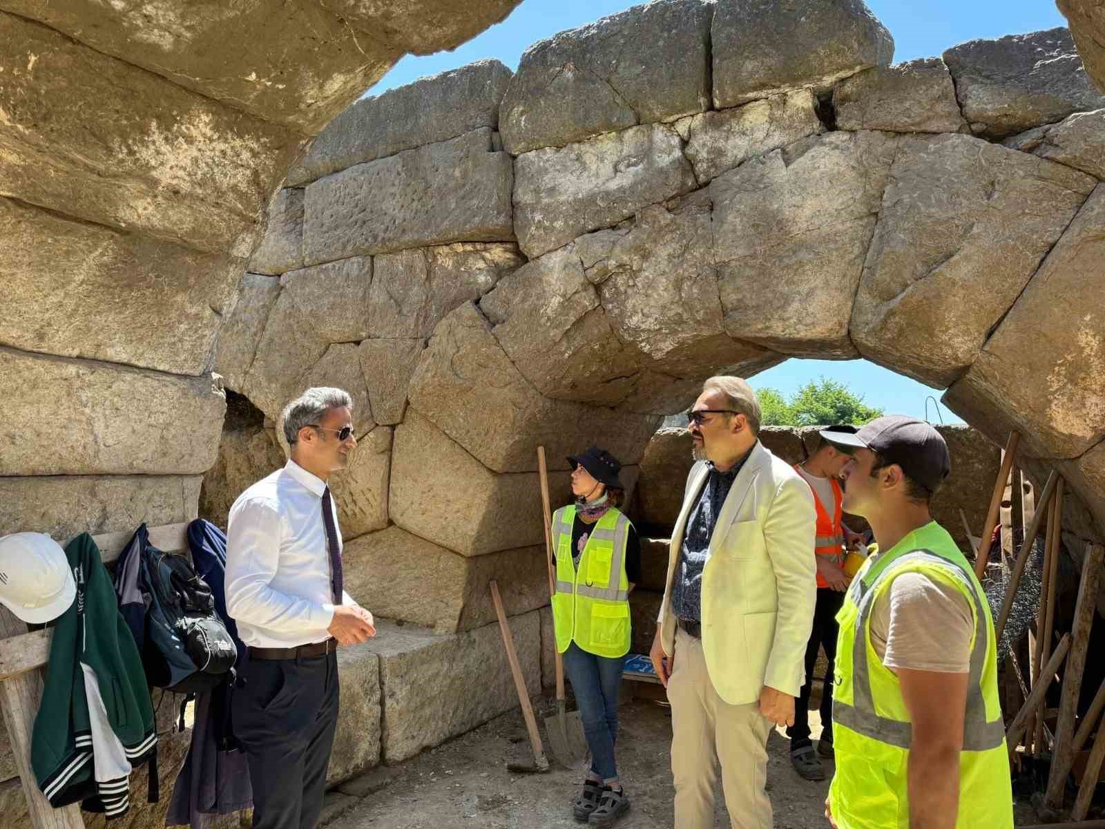 tios-antik-kentindeki-amfi-tiyatroda-kazi-calismalari-devam-ediyor