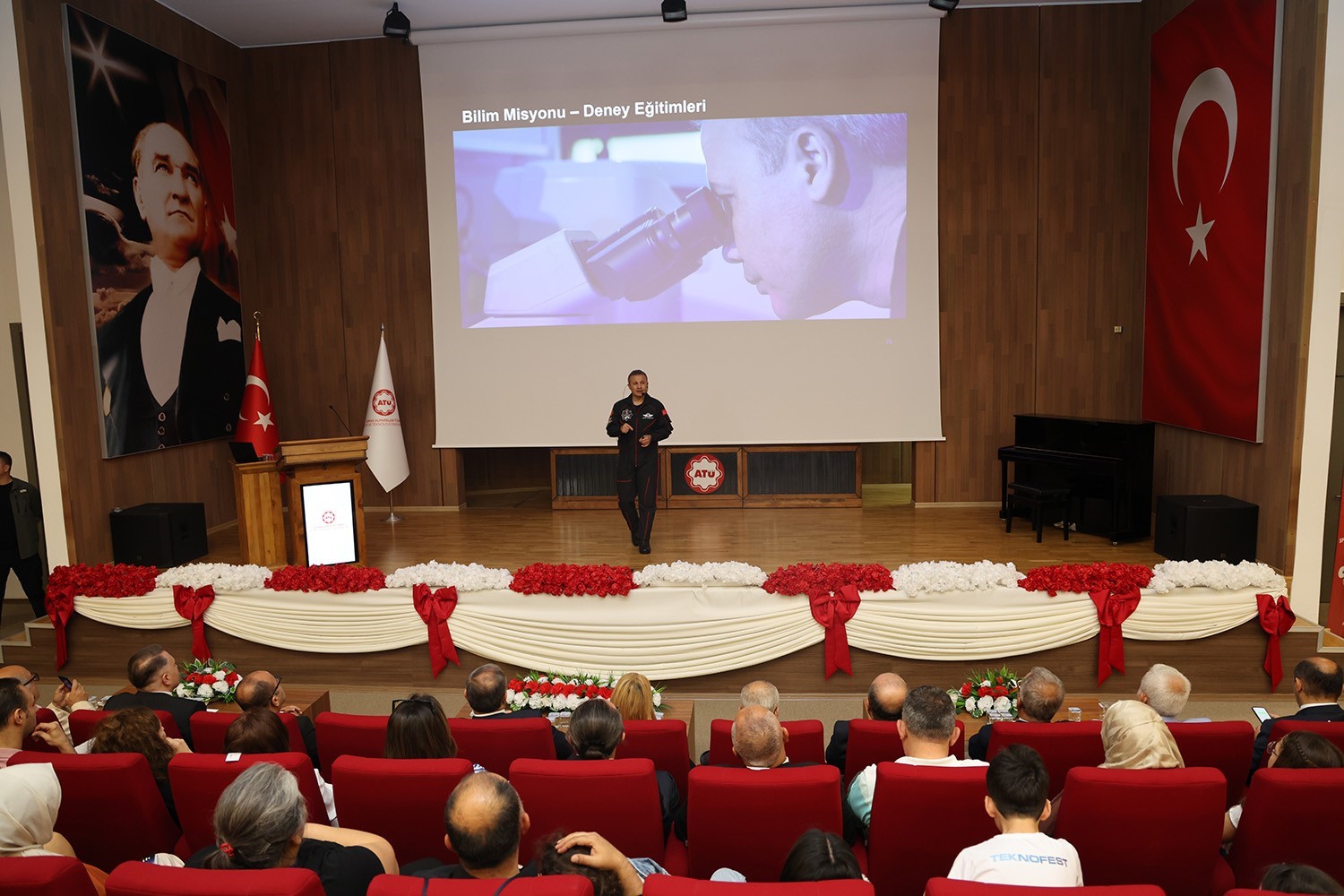 turkiyenin-ilk-astronotu-alper-gezeravci-atude-ogrencilerle-bulustu
