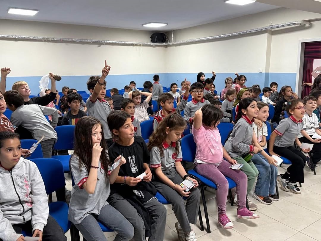 universite-ogrencileri-miniklere-trafik-bilinci-asiladi