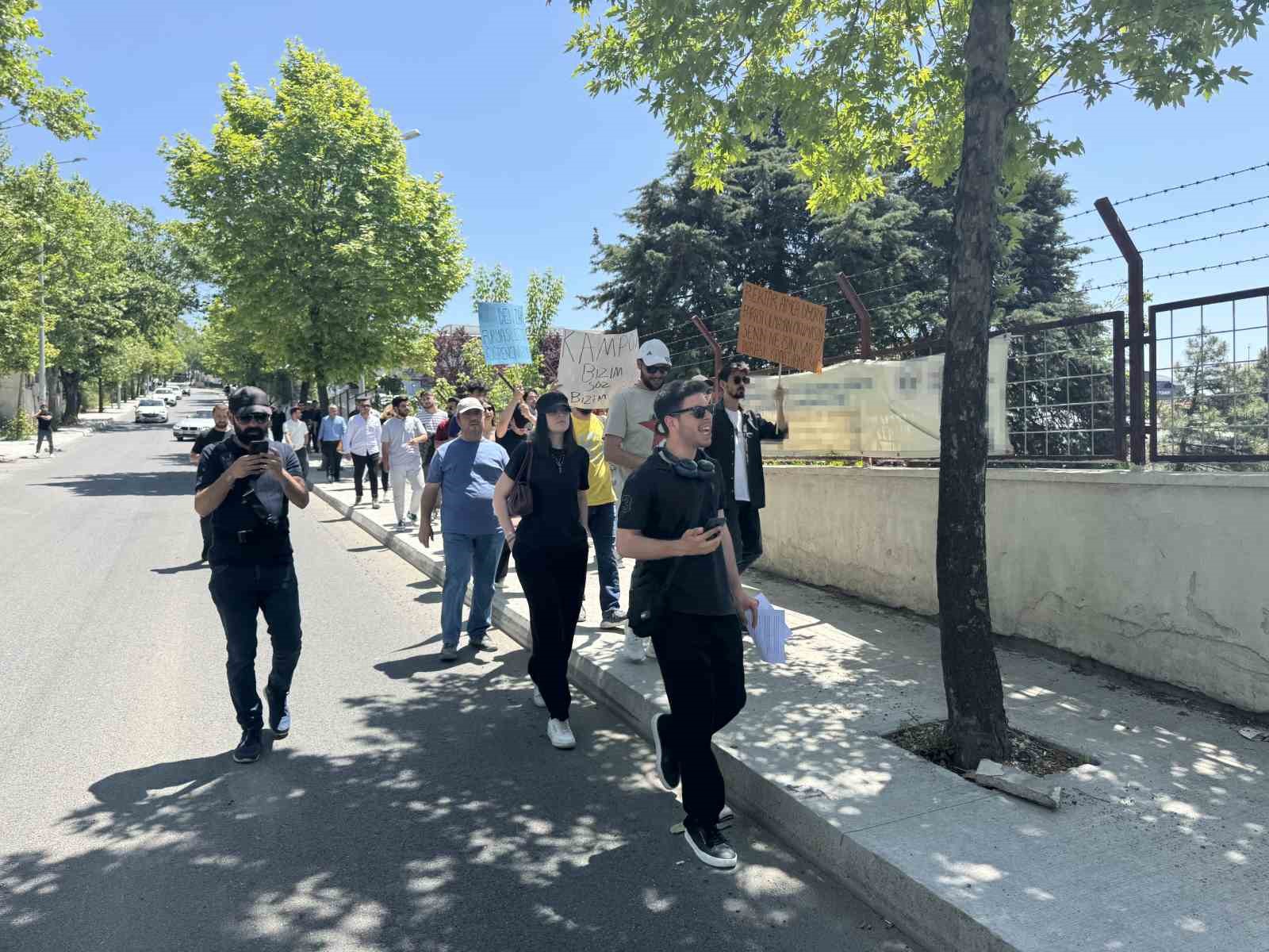 universite-ogrencilerinden-yuzde-74luk-zam-protestosu