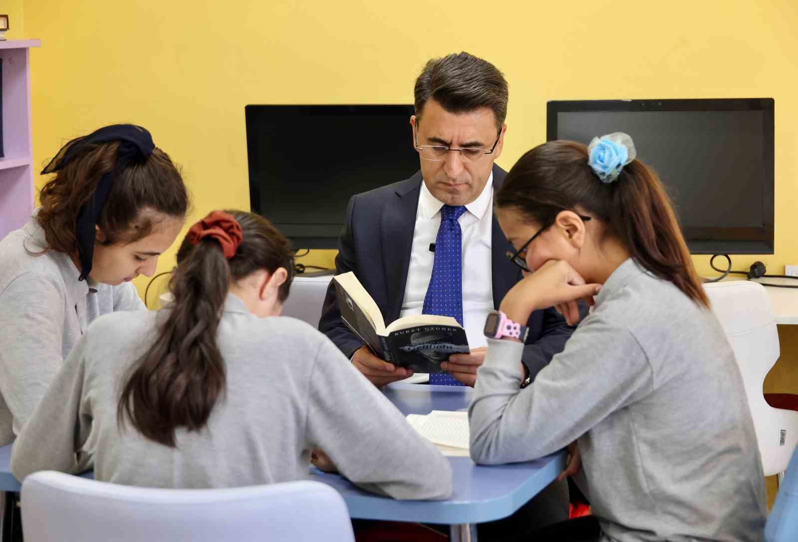 vali-sefik-aygol-ogrencilerle-kitap-okudu