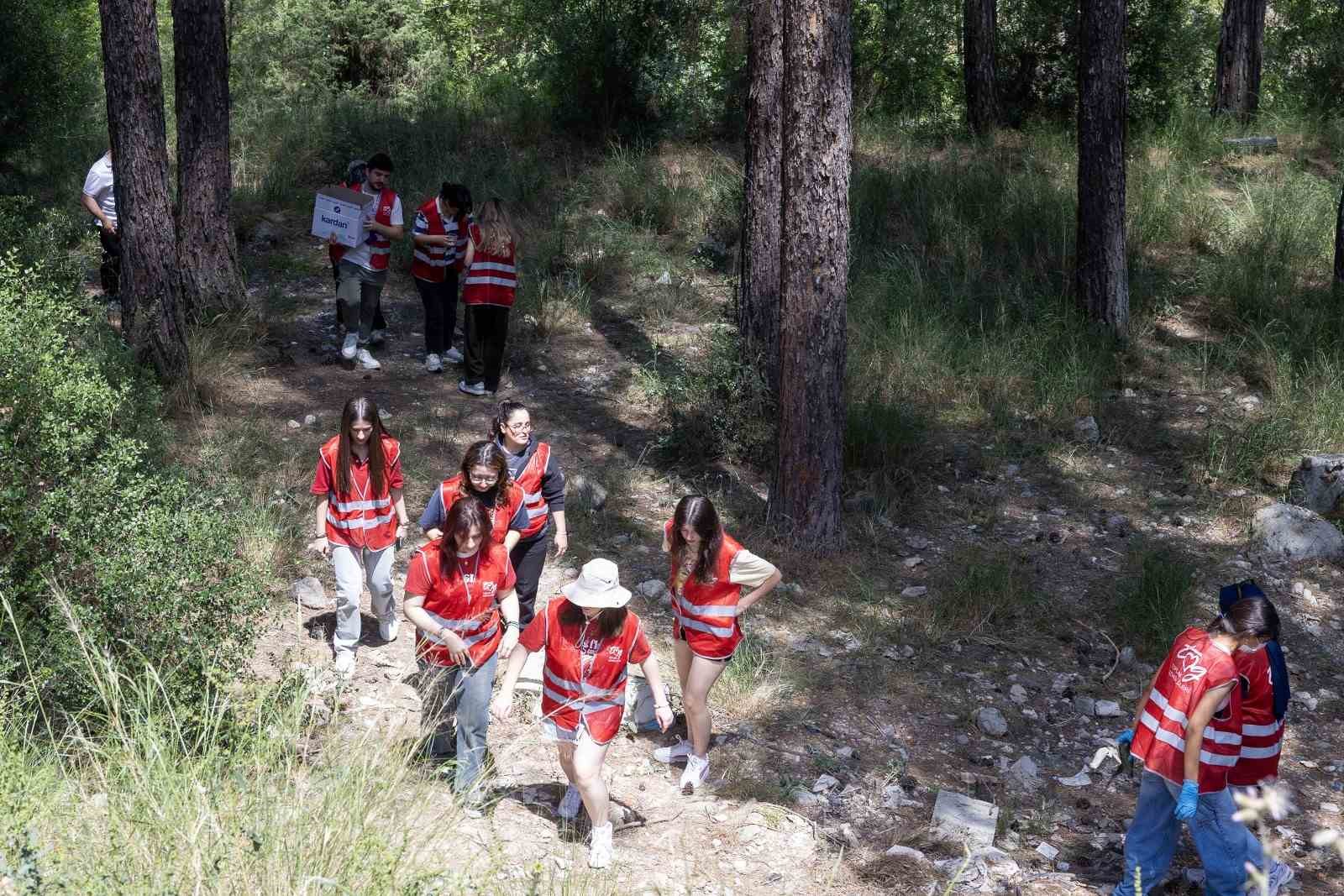 yunusemre-belediyesi-universitelilerle-ormanda-cop-topladi