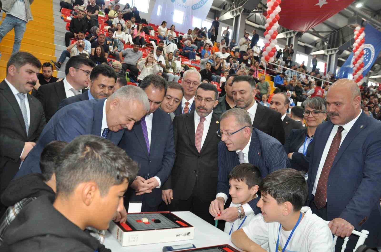 81-ilin-sampiyonlari-karsta-ter-dokuyor