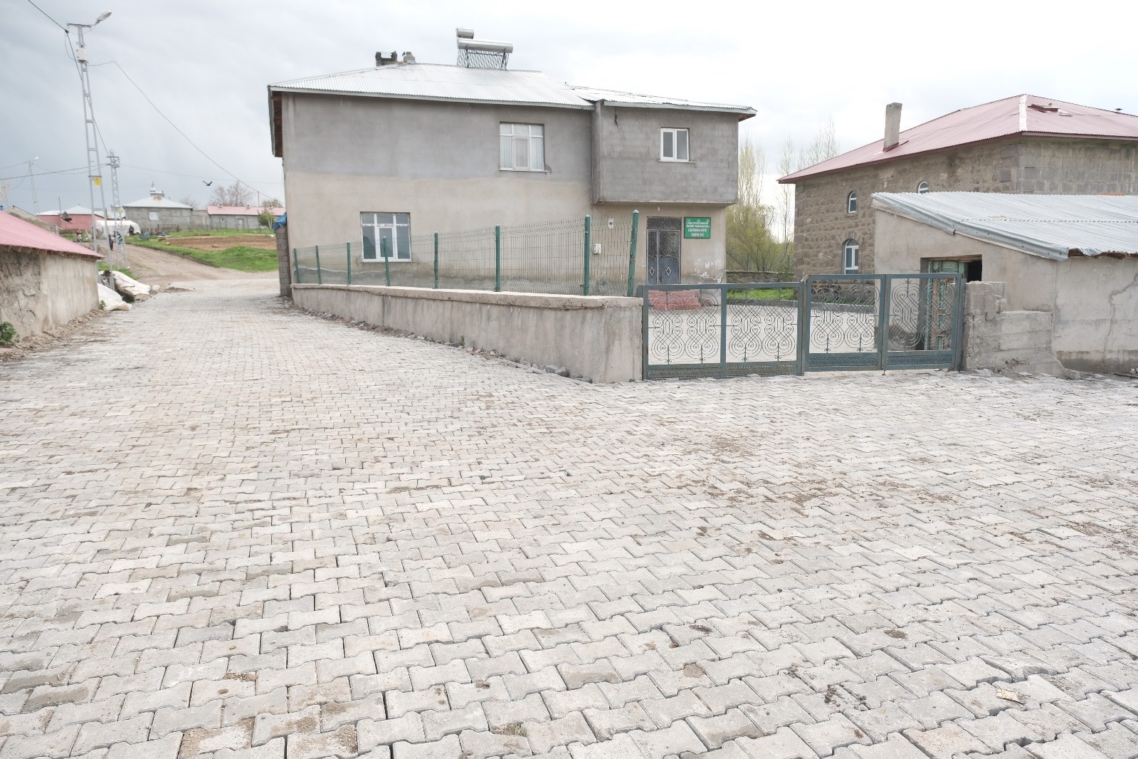agrinin-cakiroba-koyunde-3-500-metrekarelik-kilit-parke-tasi-calismasi-tamamlandi