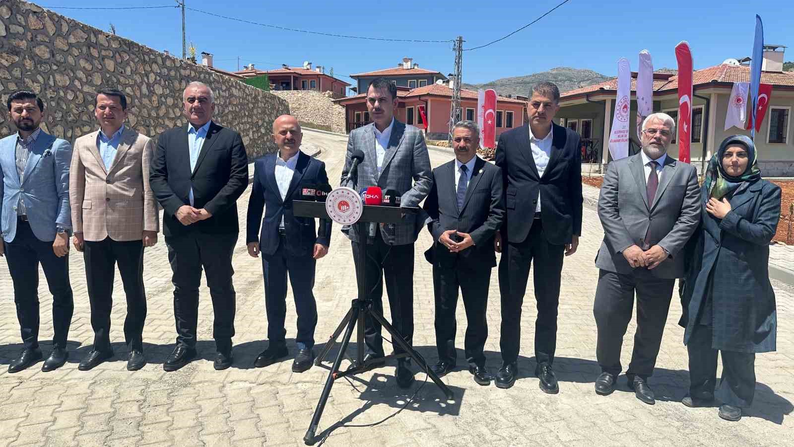 bakan-kurum-koy-evlerine-yerlesen-depremzedeleri-ziyaret-etti