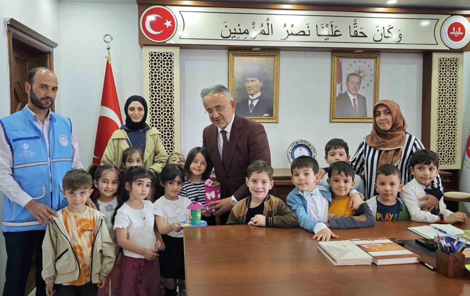 bayburtlu-minikler-kumbaralarindaki-parayi-yetimlerle-paylasti