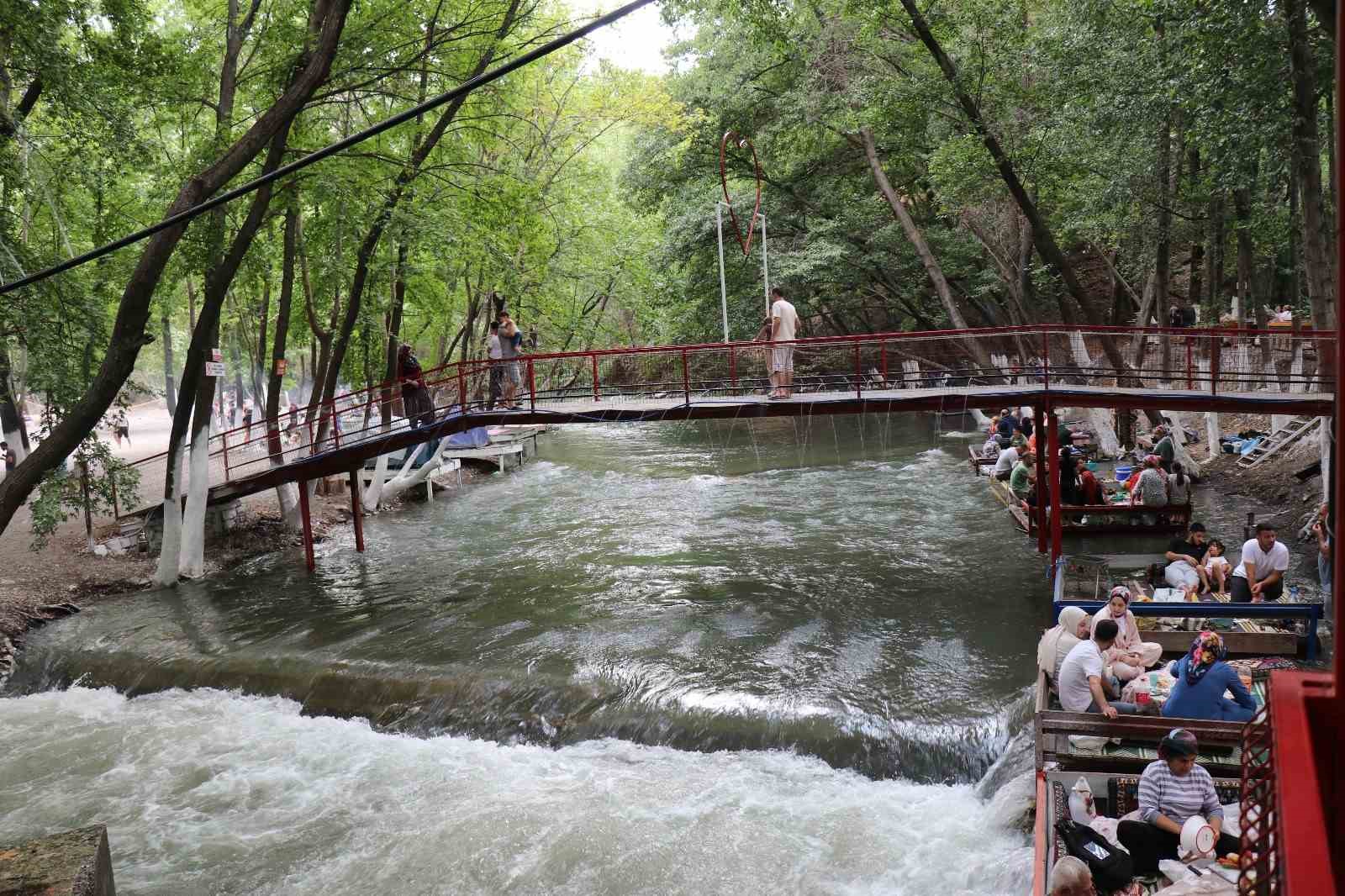 bozdogandaki-piknik-alani-sicak-yaz-gunlerinde-serinletiyor