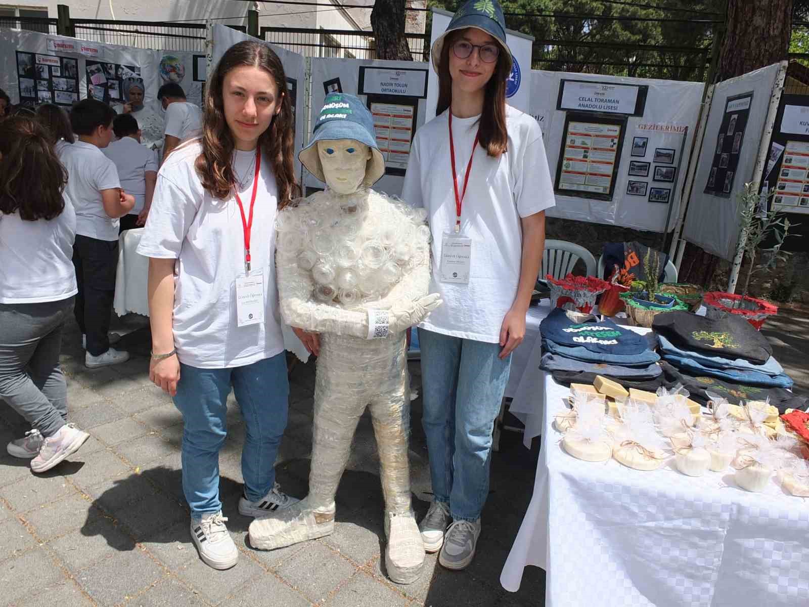 burhaniyeli-ogrenciler-atik-malzemelerden-heykel-yapti
