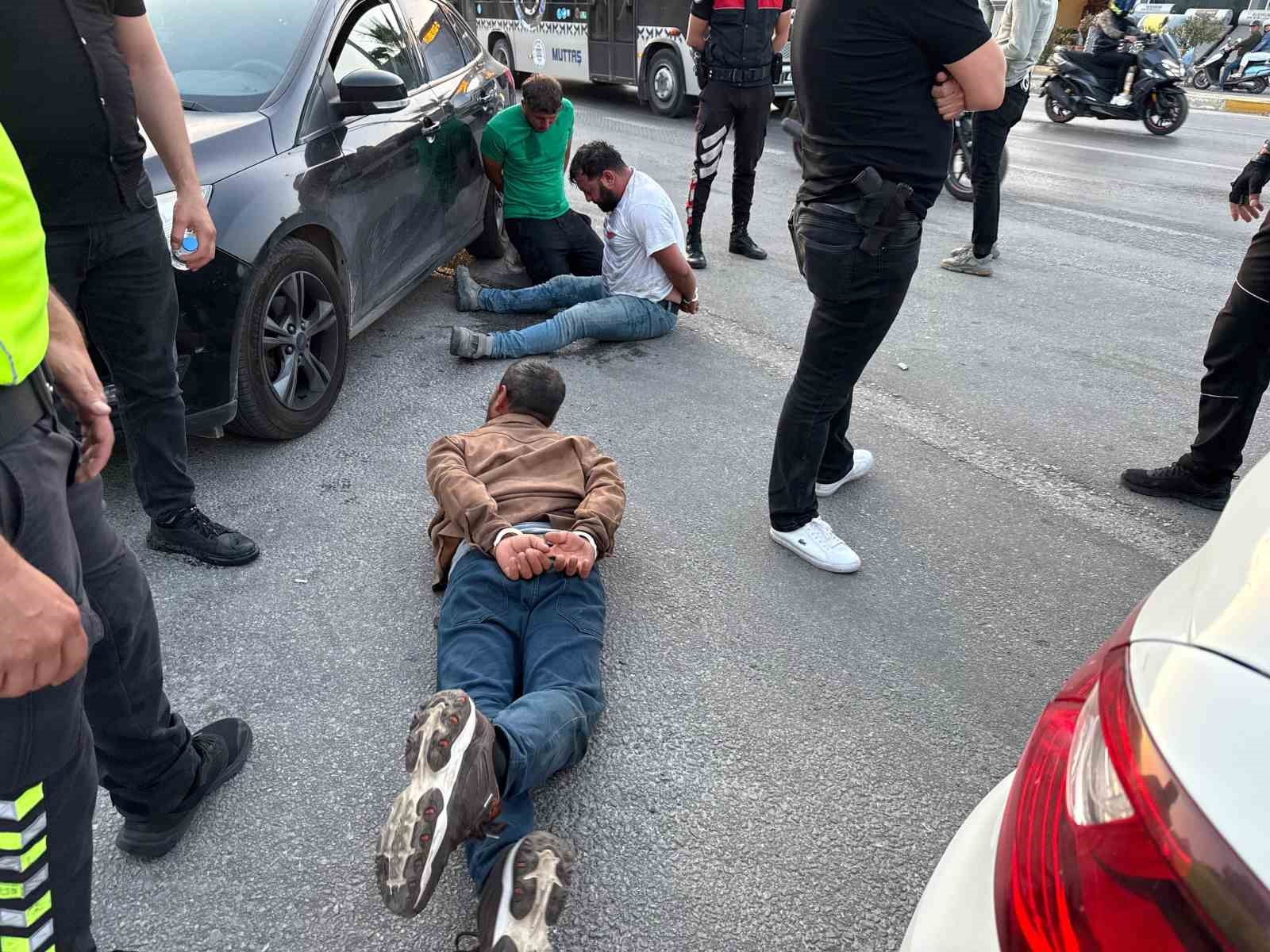 durdurulan-aractaki-sahislar-polise-saldirdi-2-yarali-3-gozalti