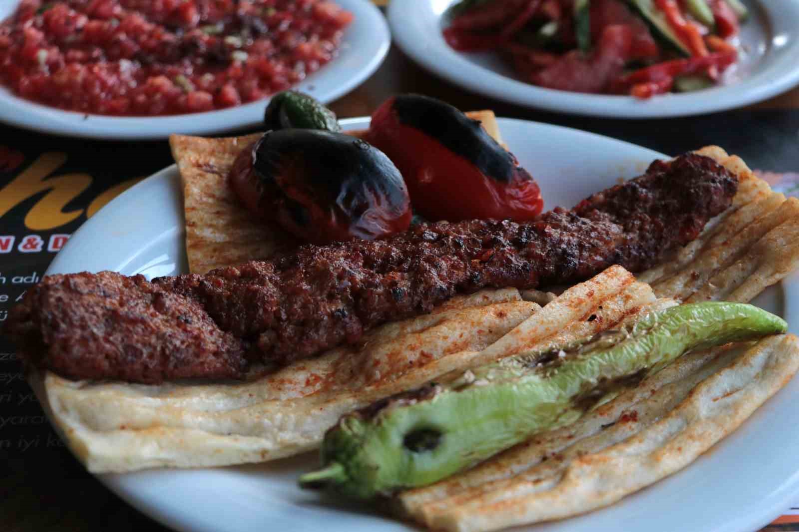 kebap-konusunda-meydan-okuyanlara-adanalilar-resti-cekti
