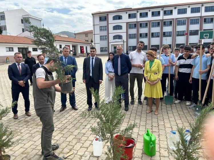 ogrenciler-gelecekleri-icin-fidan-diktiler