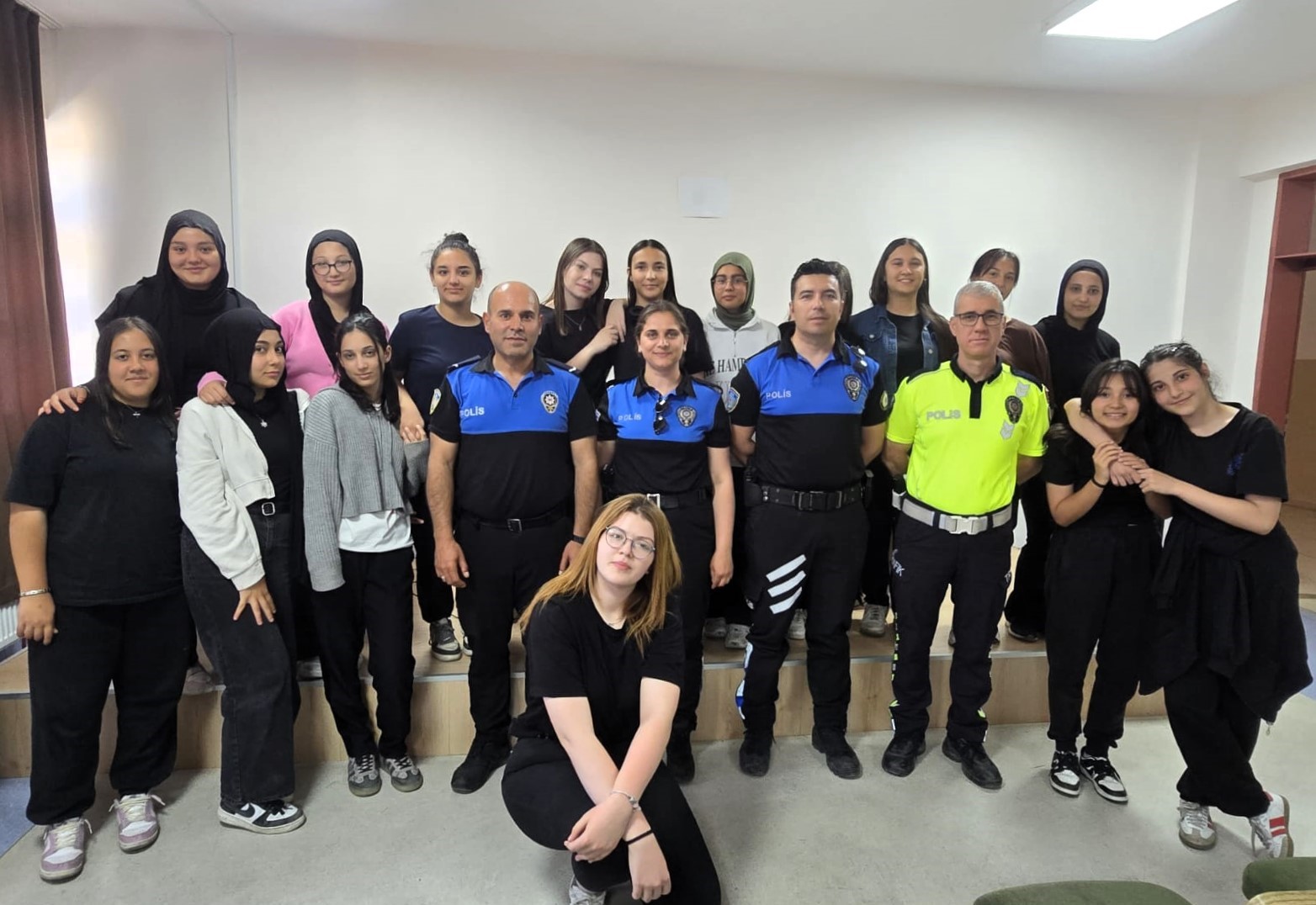 ogrencilere-polislik-meslegi-ve-guvenli-yasam-egitimi