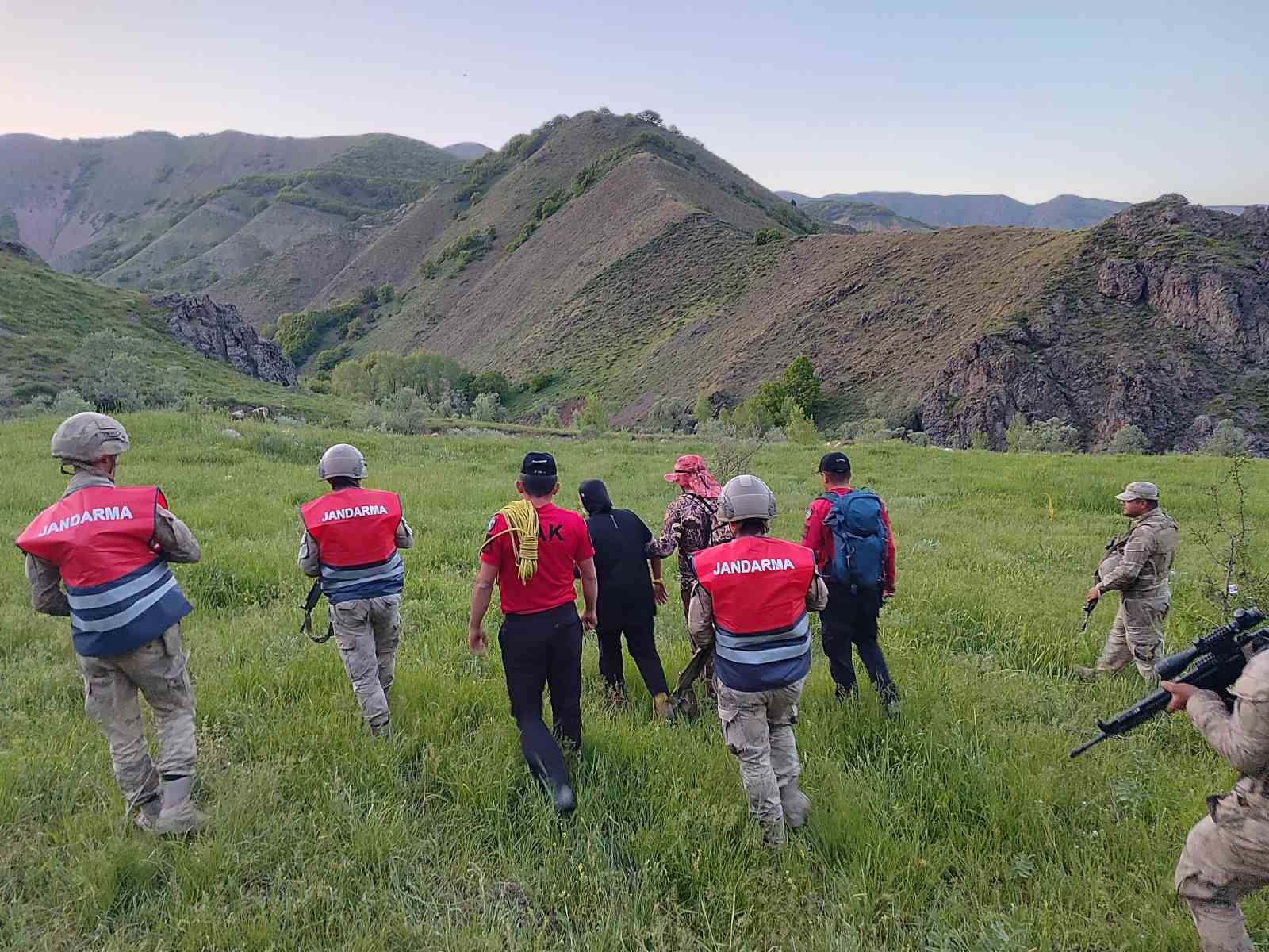 ot-toplamaya-gittikleri-bolgede-kaybolan-ciftin-yardimina-jandarma-yetisti