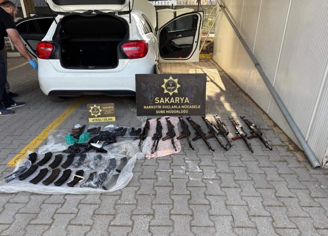 polis-memurunun-kiraladigi-otomobilden-kalesnikoflar-cikti