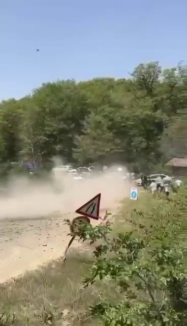 ralli-yarisinda-korku-dolu-anlar-yaris-araci-seyircilerin-bulundugiu-bolgeye-savruldu