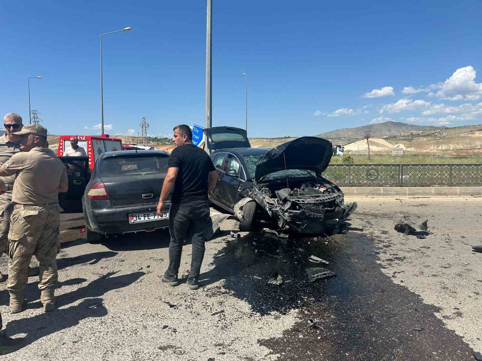 siirtte-trafik-kazasi-1i-agir-4-yarali