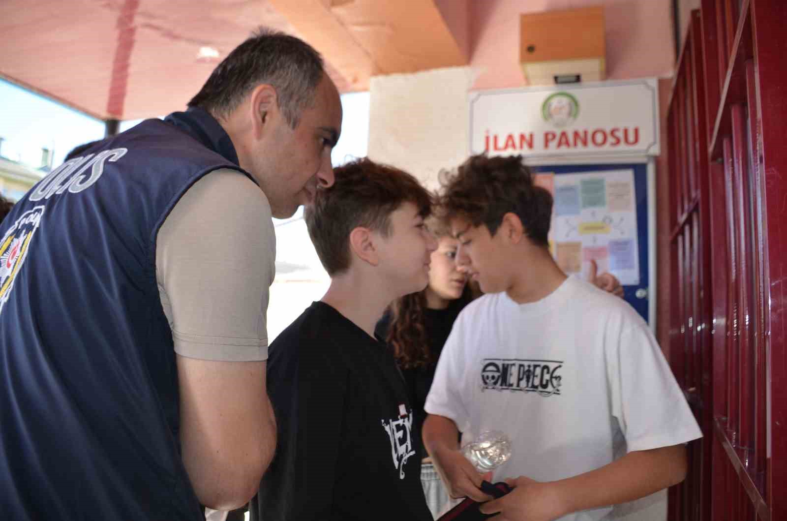 sinav-yerini-karistiran-ortaokul-ogrencisini-motosikletiyle-sinava-yetistirdi