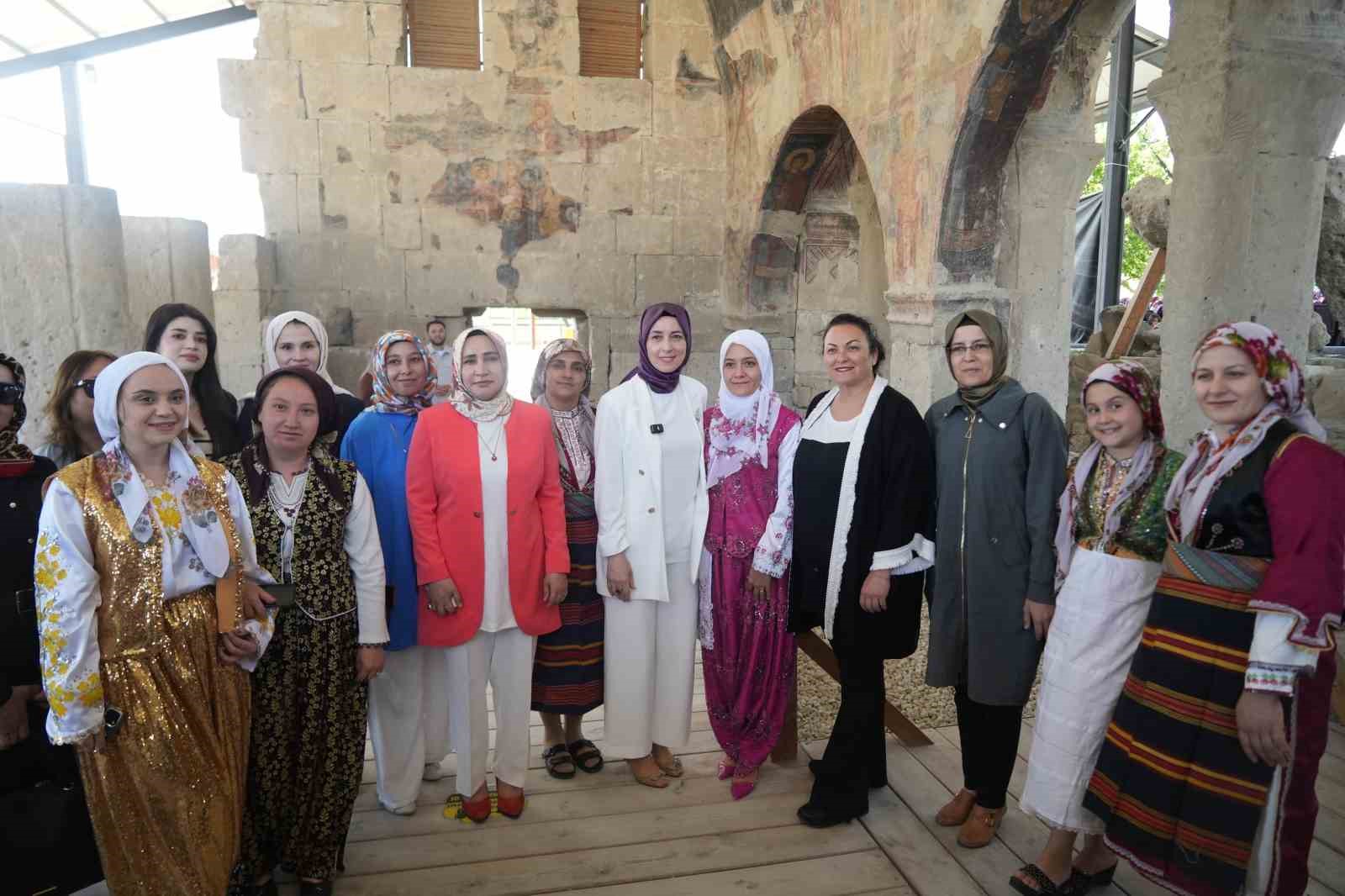 tarihi-kilise-bahcesinde-turk-mutfagi-ruzgari-esti