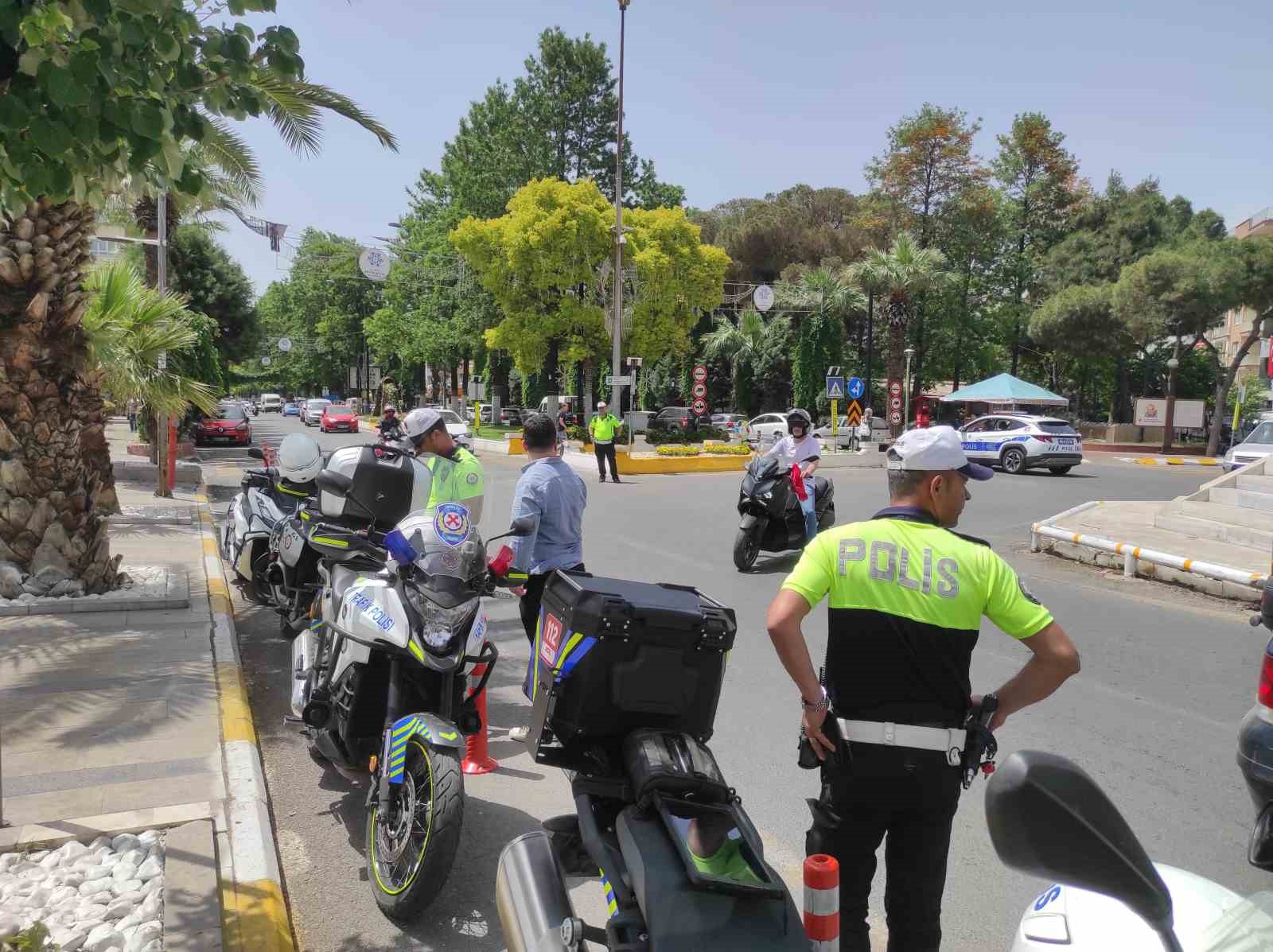 trafik-ekipleri-emniyet-kemerinin-onemine-dikkat-cekti
