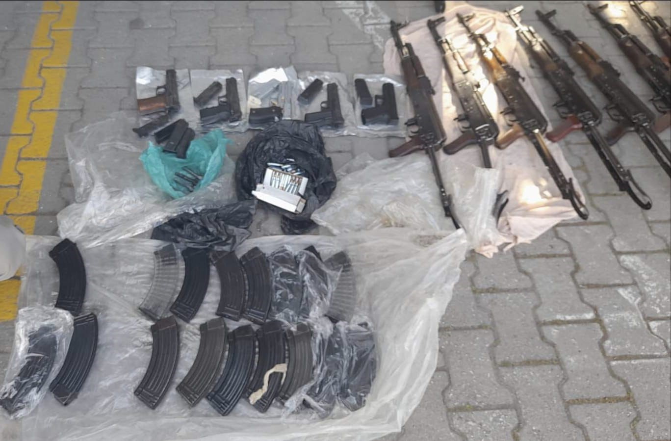 uyusturucu-sandilar-silah-deposu-cikti-otomobili-kullanan-sofor-polisti