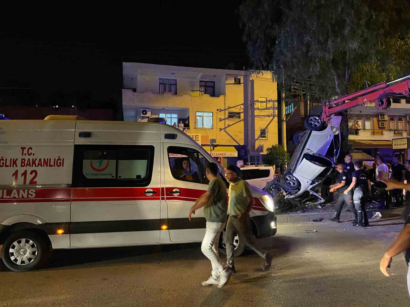 adanada-kontrolden-cikan-otomobil-refujde-asili-kaldi-5-yarali