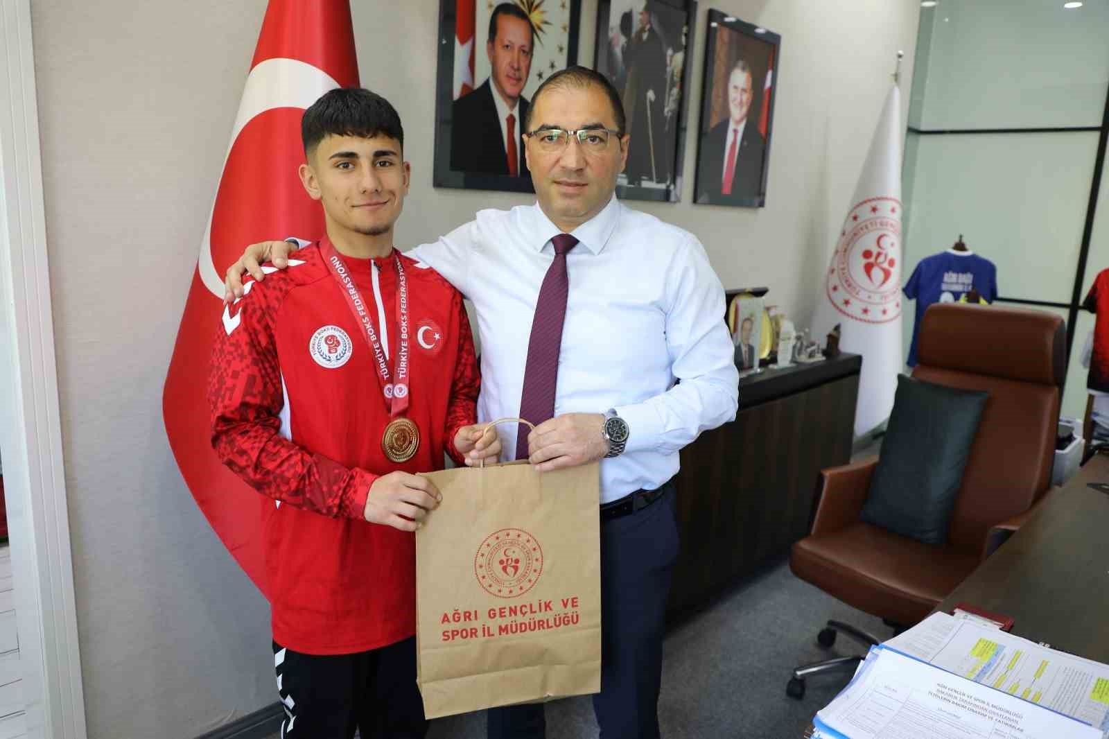 agri-genclik-ve-spor-il-muduru-celebi-sampiyon-sporcuyu-tebrik-etti