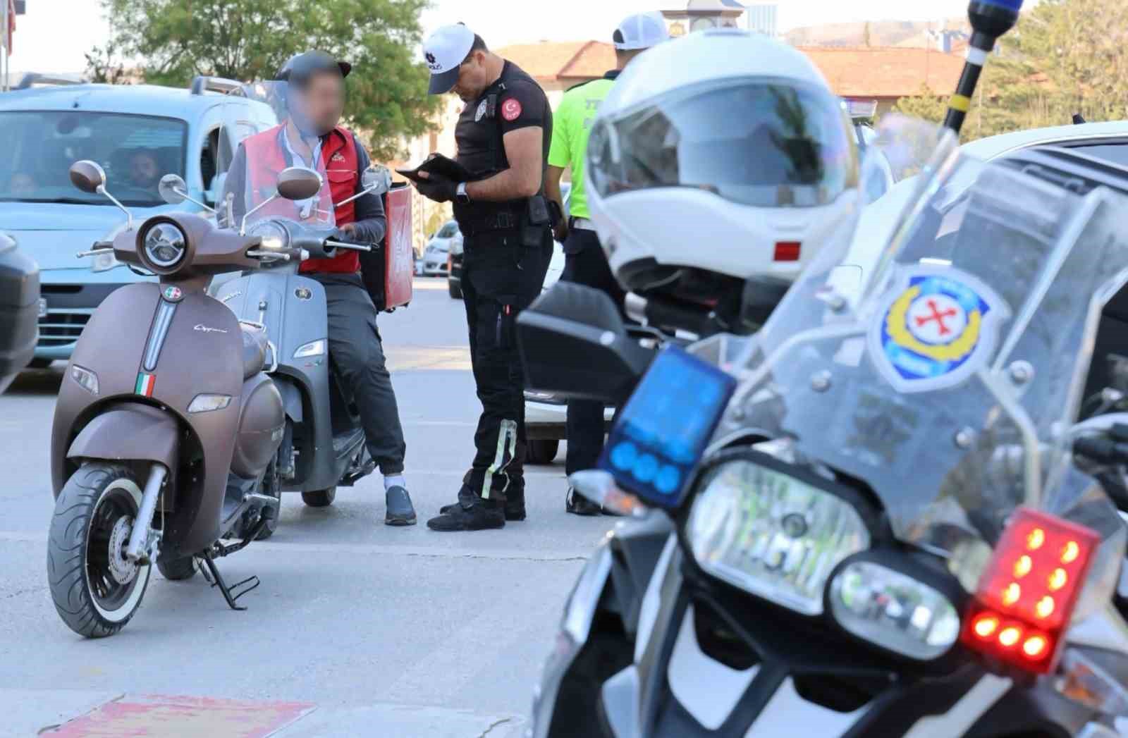 aksarayda-2-bin-500-motosiklet-surucusune-kask-cezasi