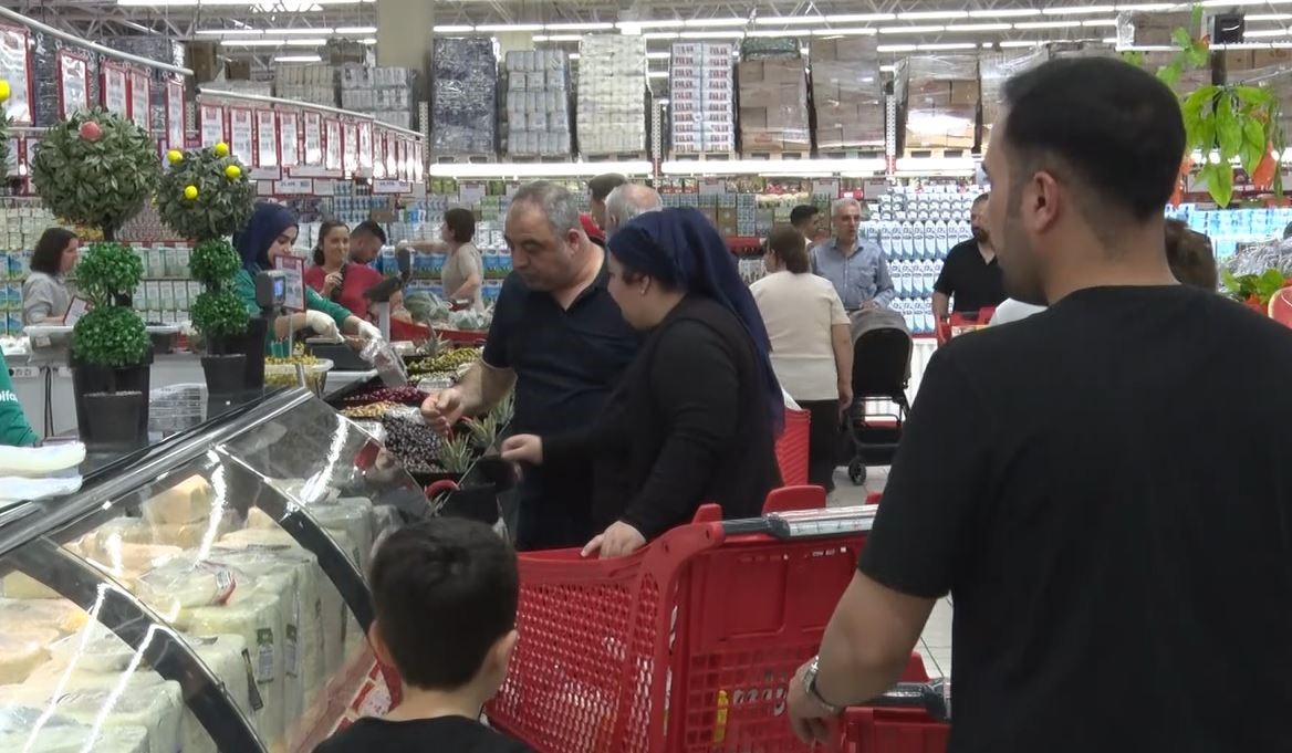 bayram-oncesi-buyuk-indirim-yapilan-markete-vatandaslar-akin-etti