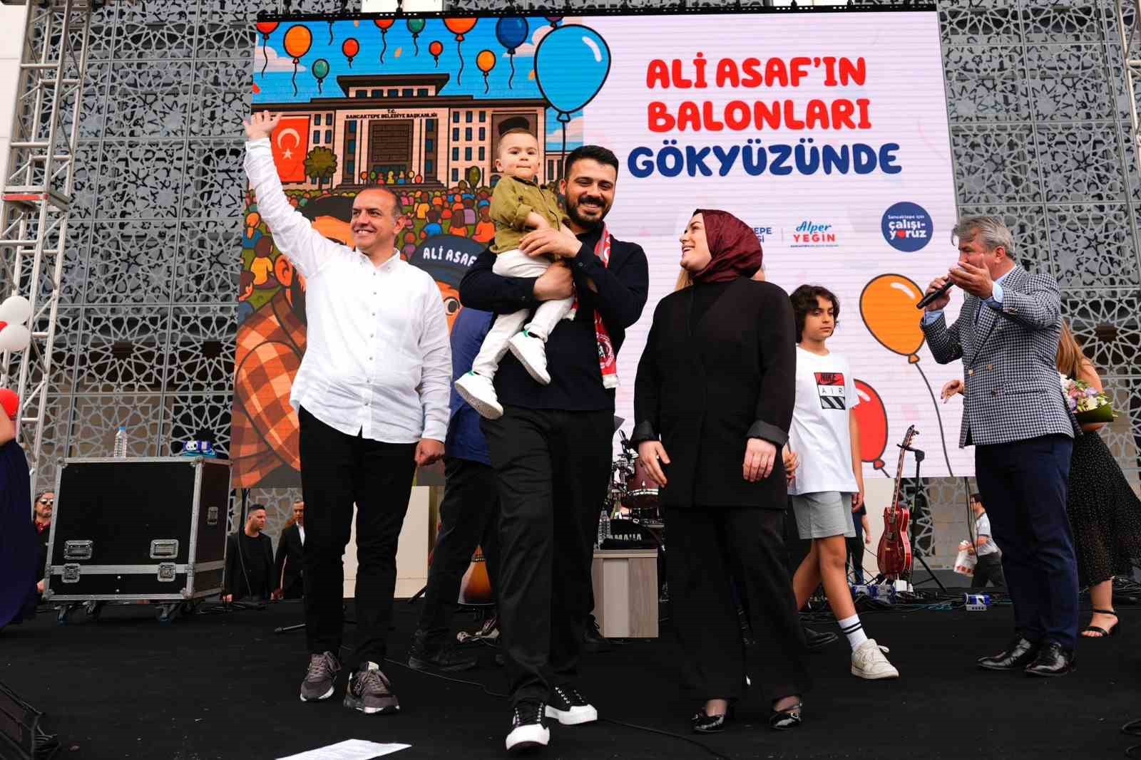 binlerce-balon-minik-ali-asaf-icin-gokyuzune-birakildi