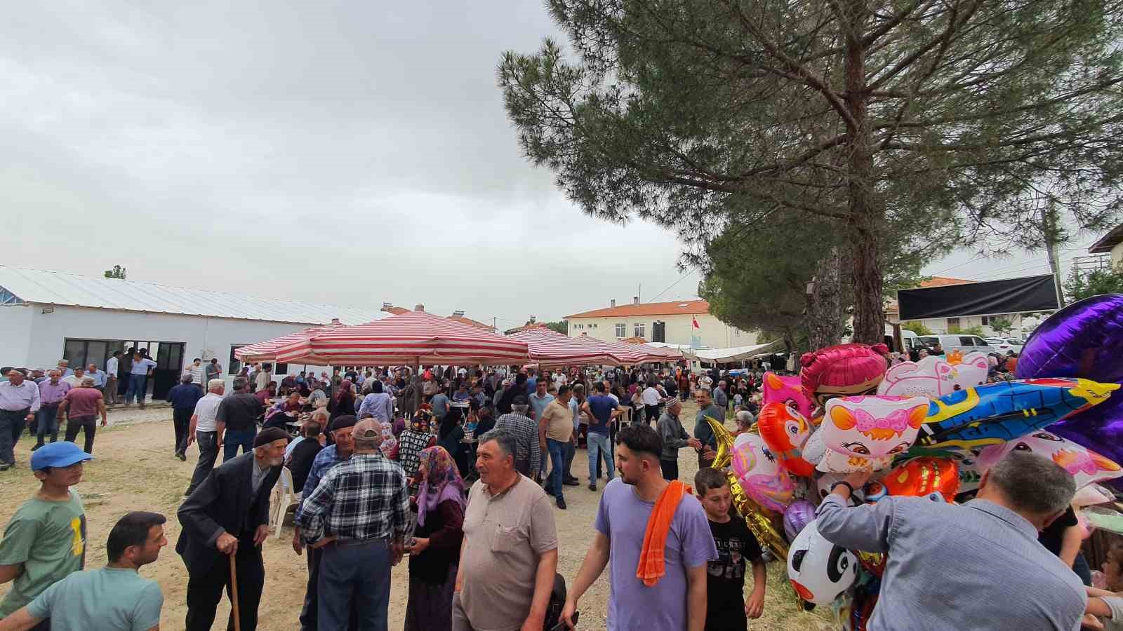 demircide-geleneksel-yagmur-duasi-ve-hayir-yemegine-yogun-katilim
