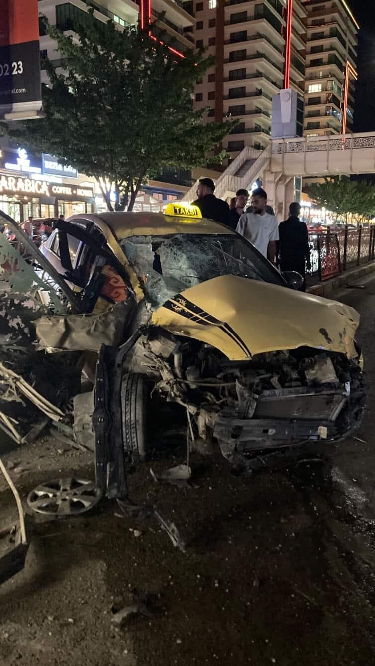 elazigda-otomobil-refujdeki-bariyerlere-carpti-1-yarali