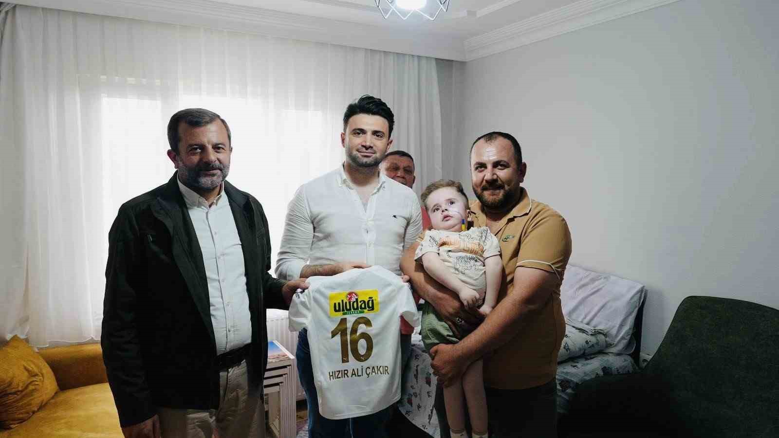 enes-celikten-minik-taraftara-anlamli-ziyaret