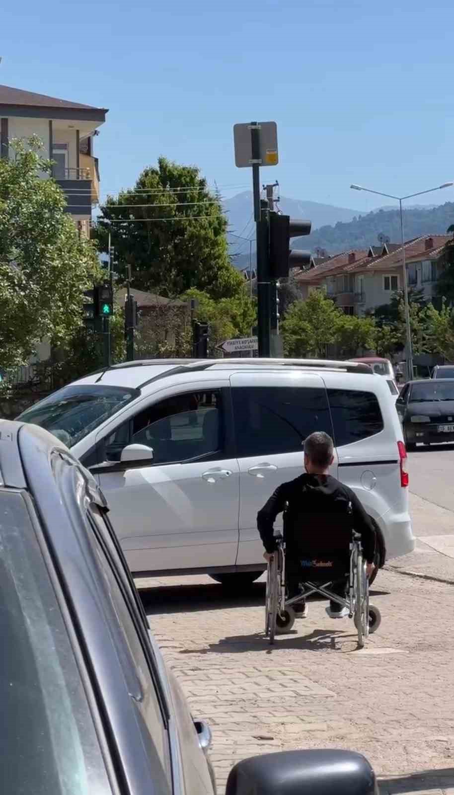 engelli-bireylerin-trafikte-yasadigi-zorluklar-farkindalik-videosu-ile-gundeme-geldi