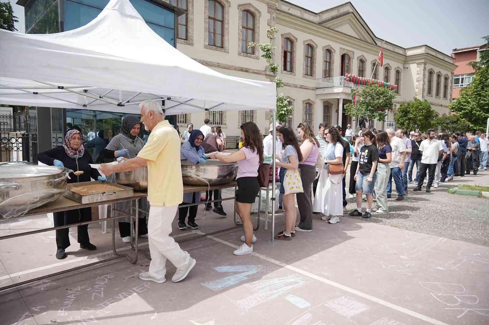 eski-mezunlar-pilav-gununde-bulustu