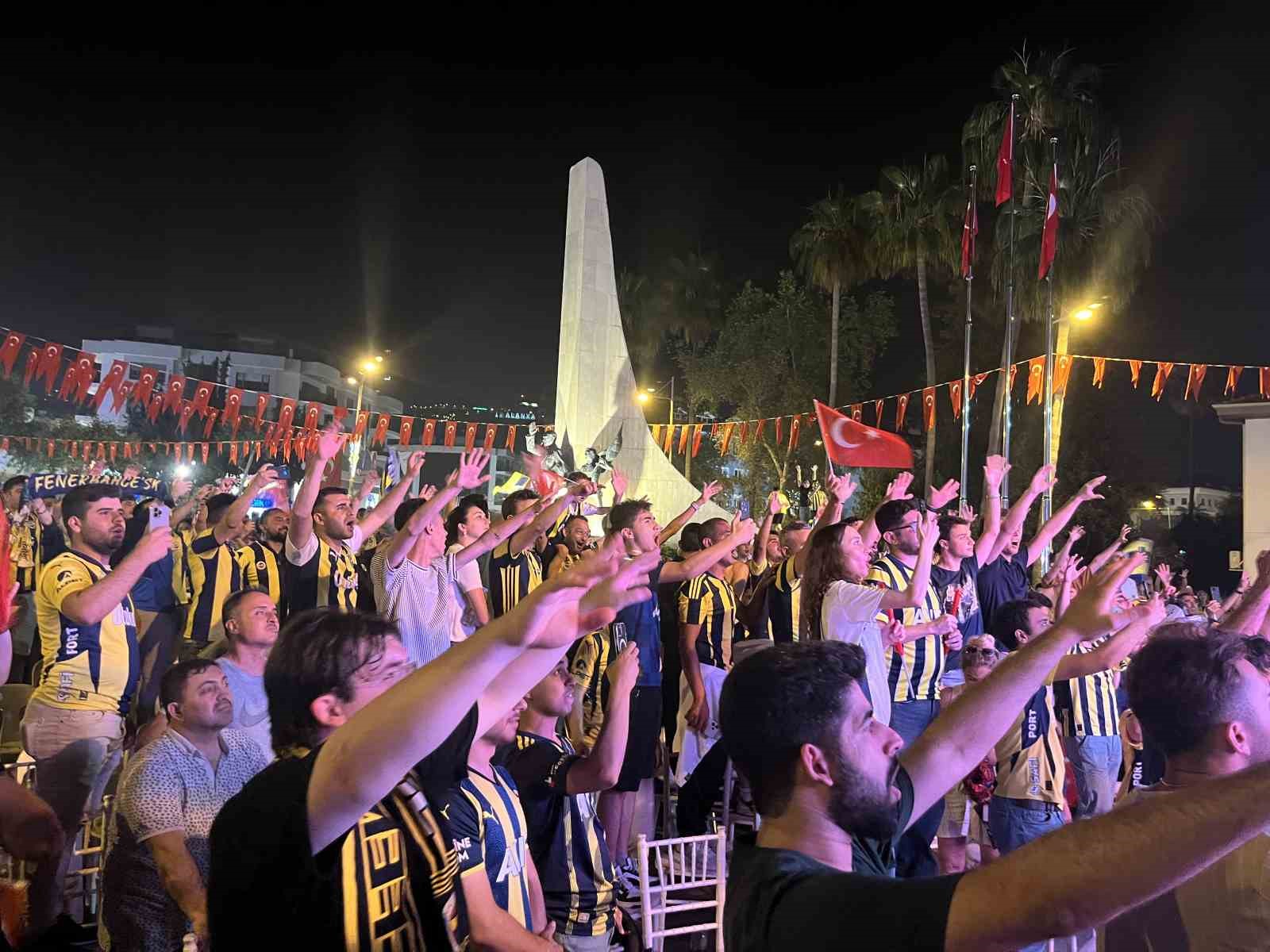 fenerbahcenin-sampiyonlugu-mesaleler-ve-bayraklarla-kutlandi