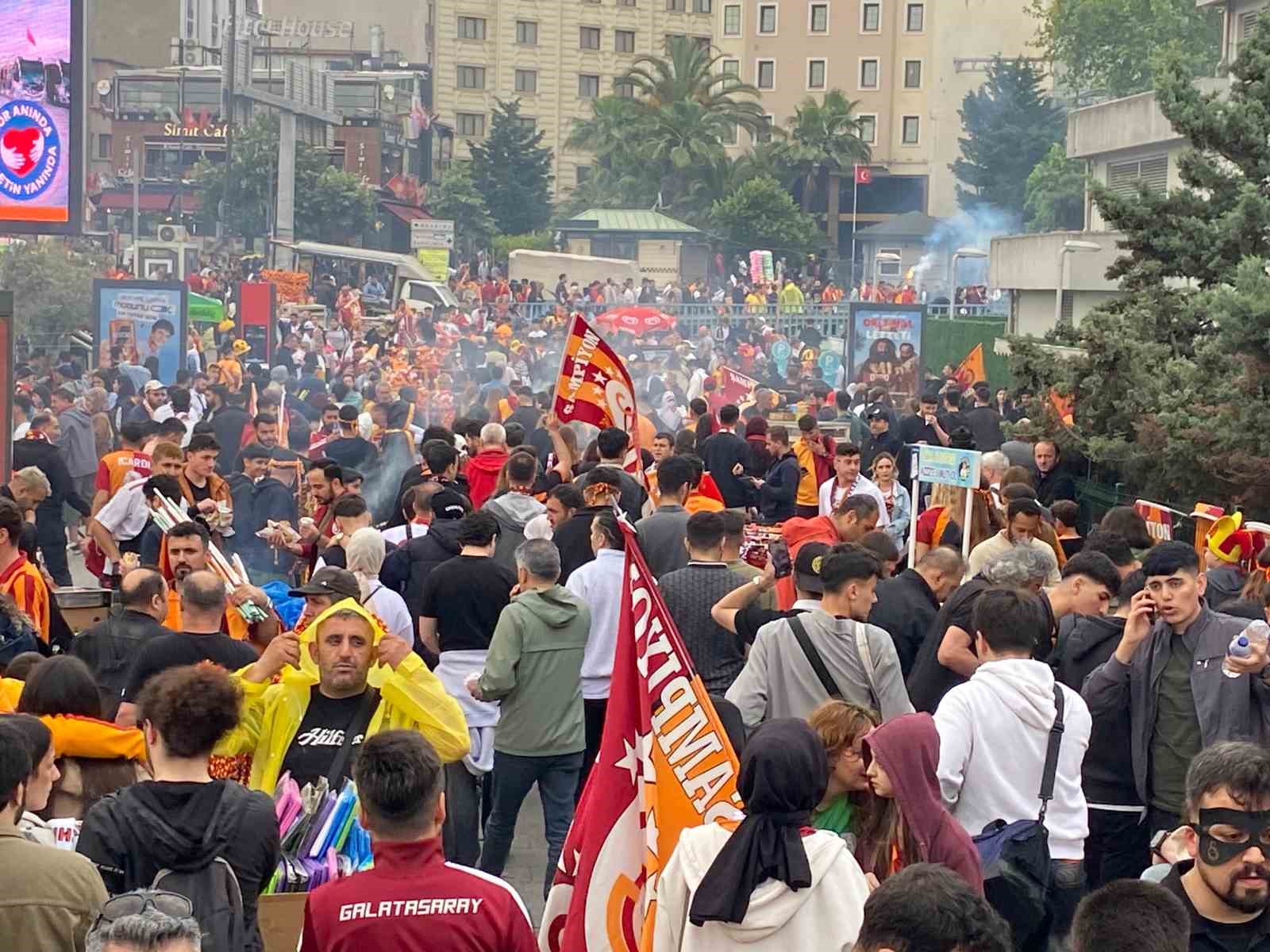 galatasarayli-taraftarlar-yenikapiya-akin-etti