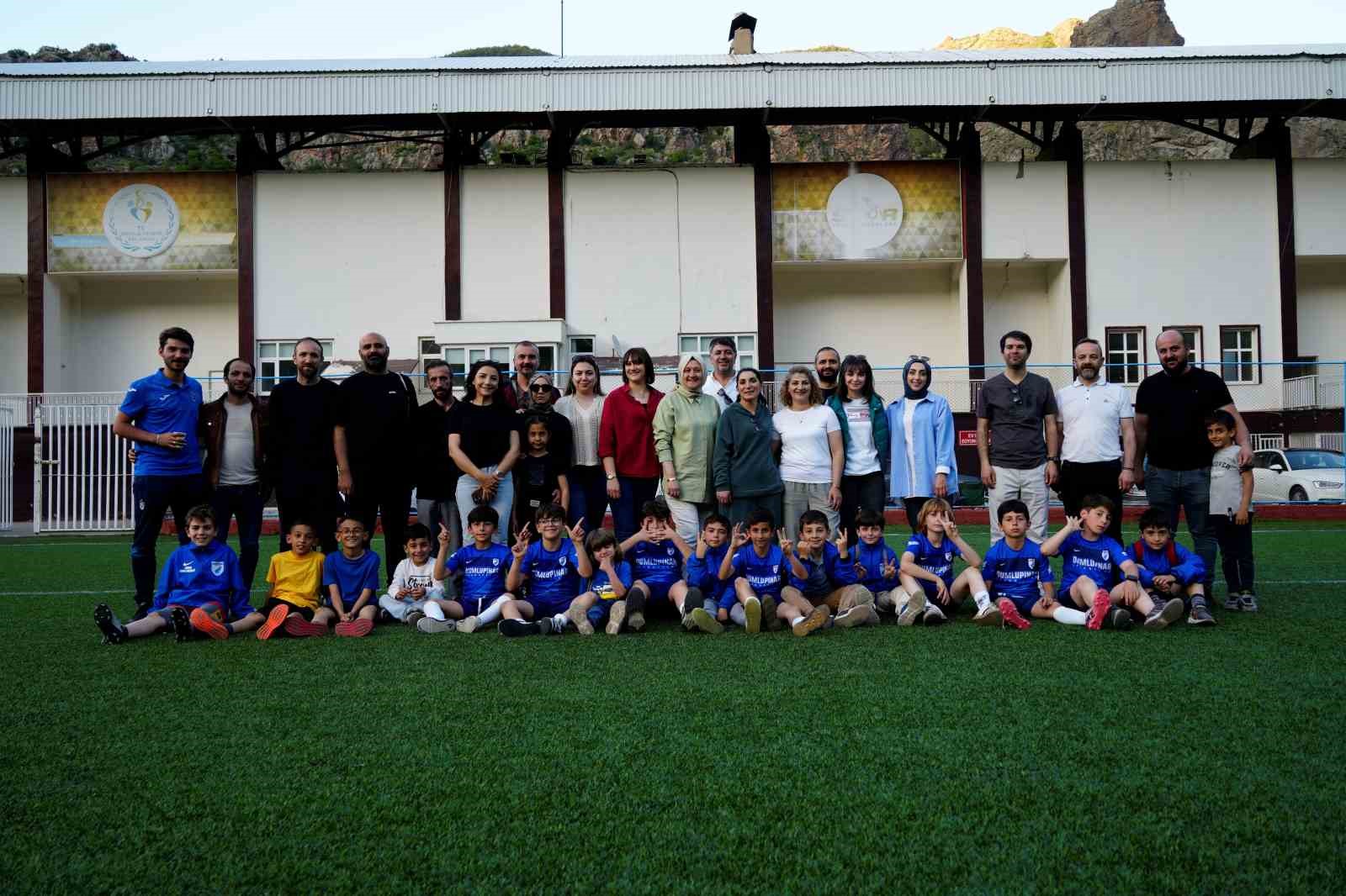 gumushanede-tribunlere-anne-eli-degiyor
