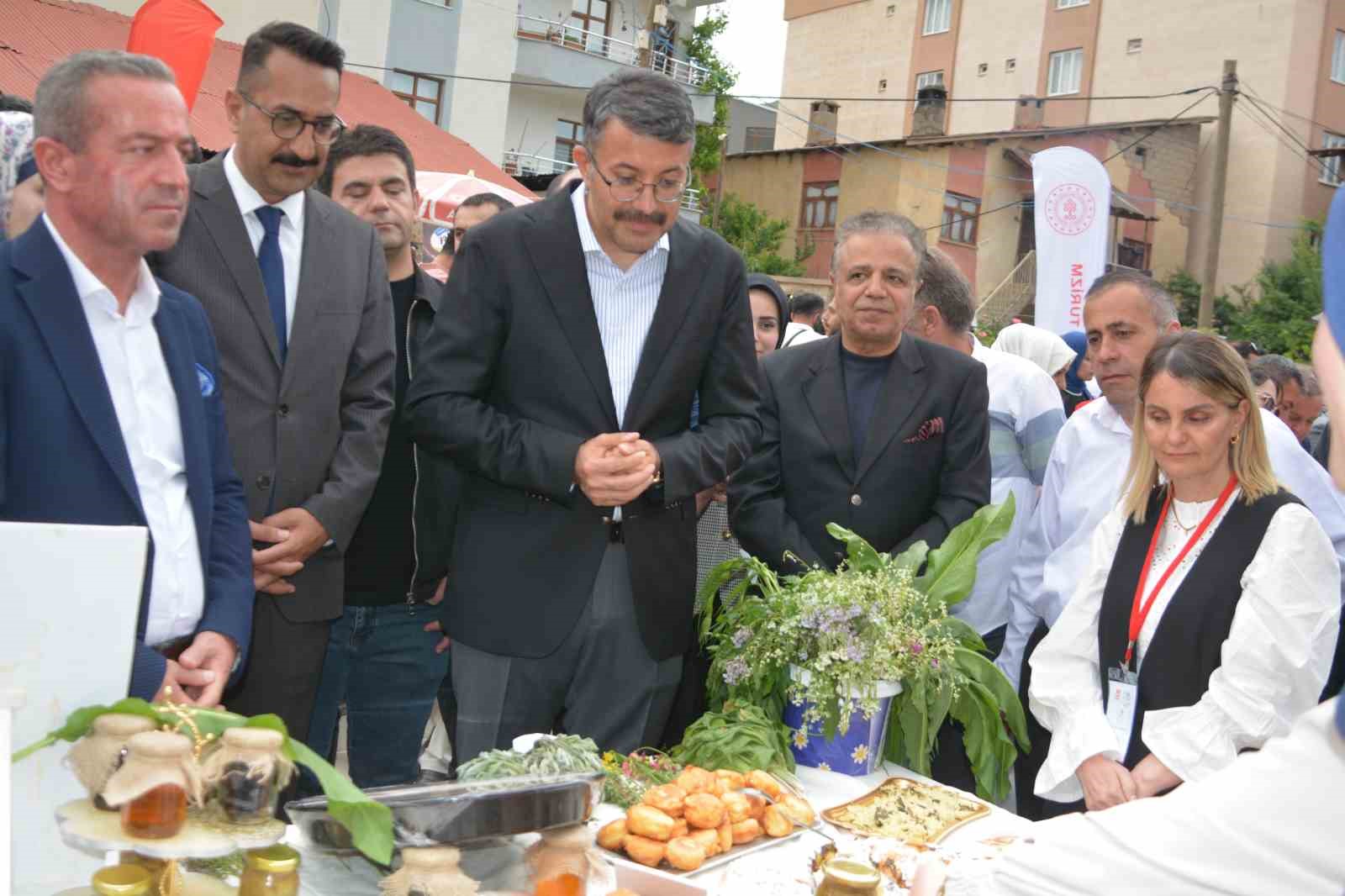 hakkaride-2-yoresel-lezzetler-festivali-duzenlendi