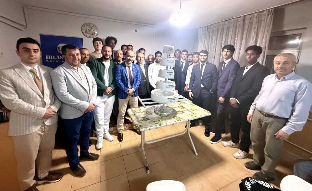 ihlas-vakfi-kutahya-huzur-erkek-ogrenci-yurdunda-mezuniyet-sevinci