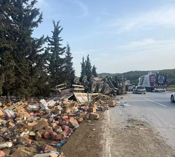 iki-tir-ve-bir-otomobilin-karistigi-kazada-otoyol-savas-alanina-dondu