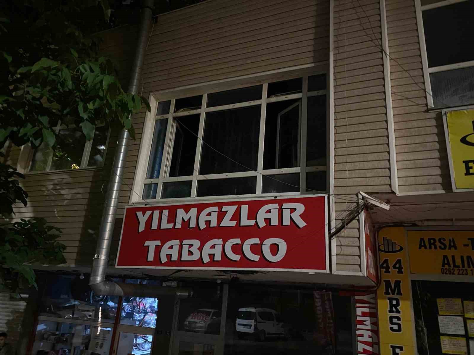 is-yerinde-unutulup-kapi-ustune-kilitlenince-careyi-camda-aradi-duserek-agir-yaralandi